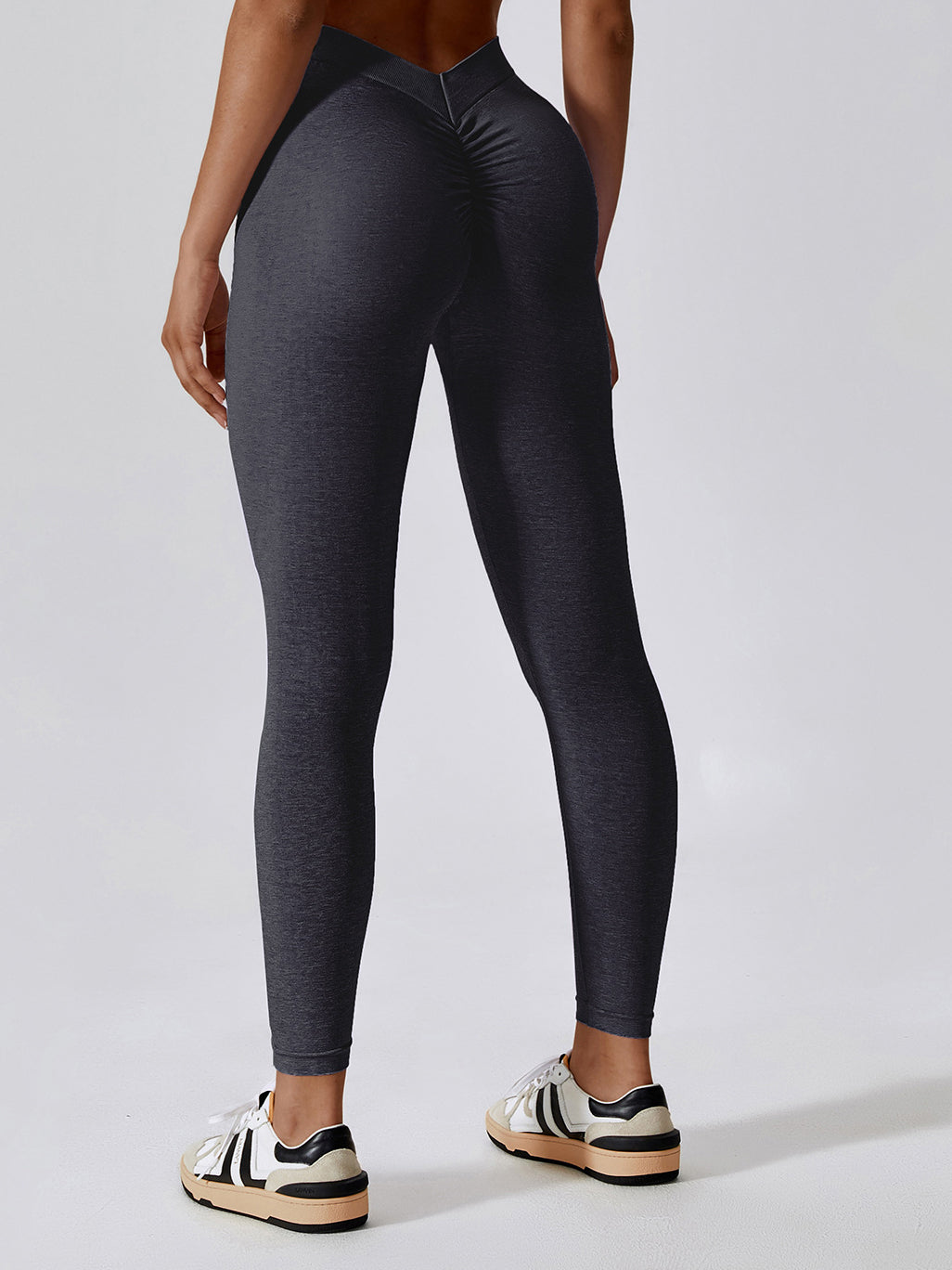 Nahtlose Leggings mit V-Ausschnitt und melierter Rückseite 