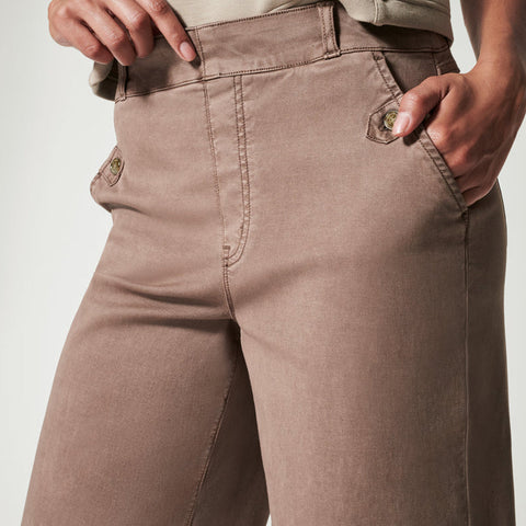 Pantalón ancho con pierna corta y sarga elástica