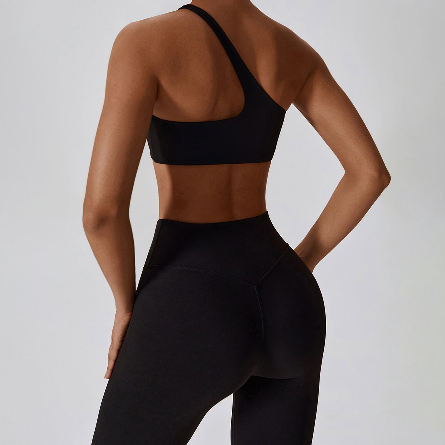 Conjunto de sujetador y leggings de entrenamiento irregulares con un solo hombro