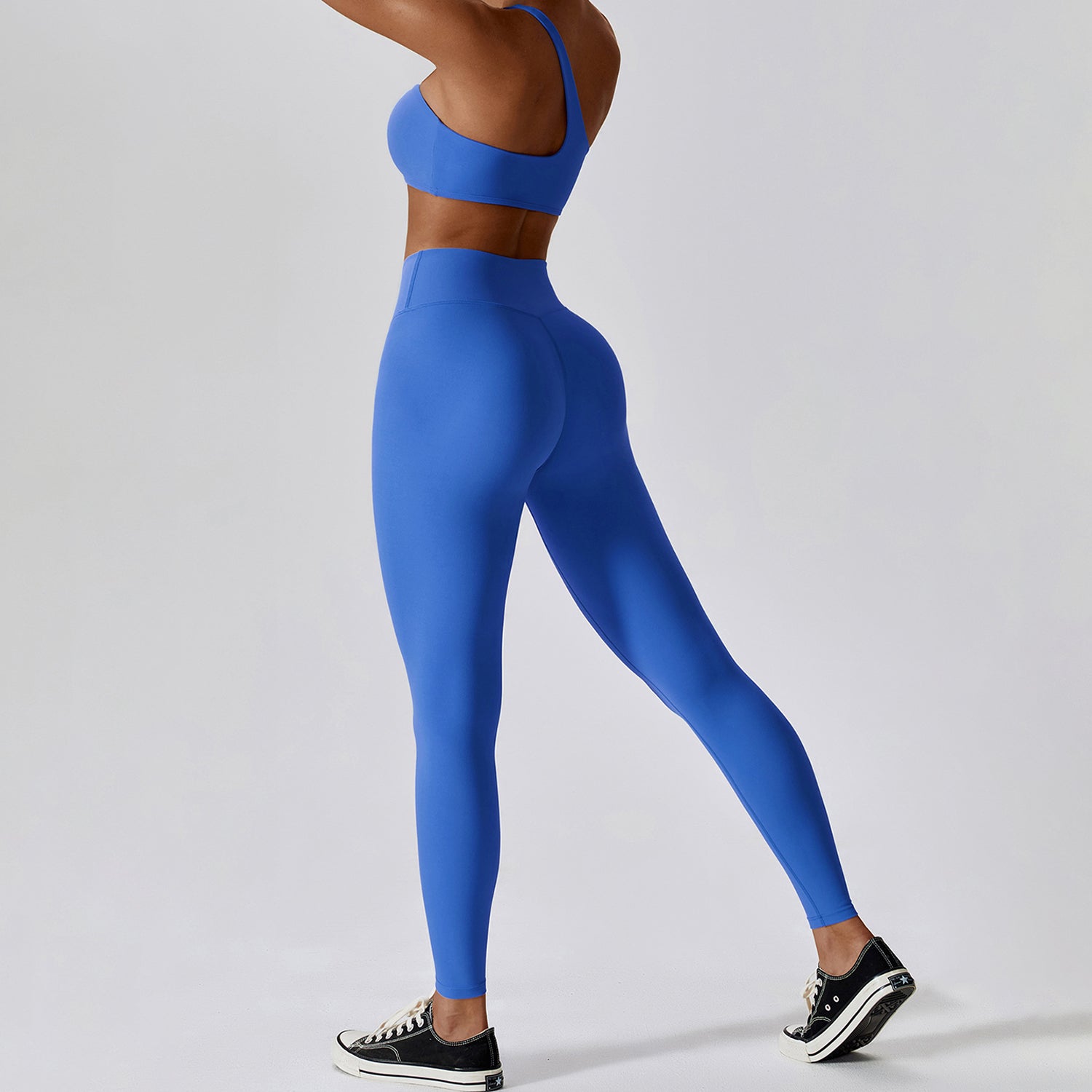 Conjunto de sujetador y leggings de entrenamiento irregulares con un solo hombro