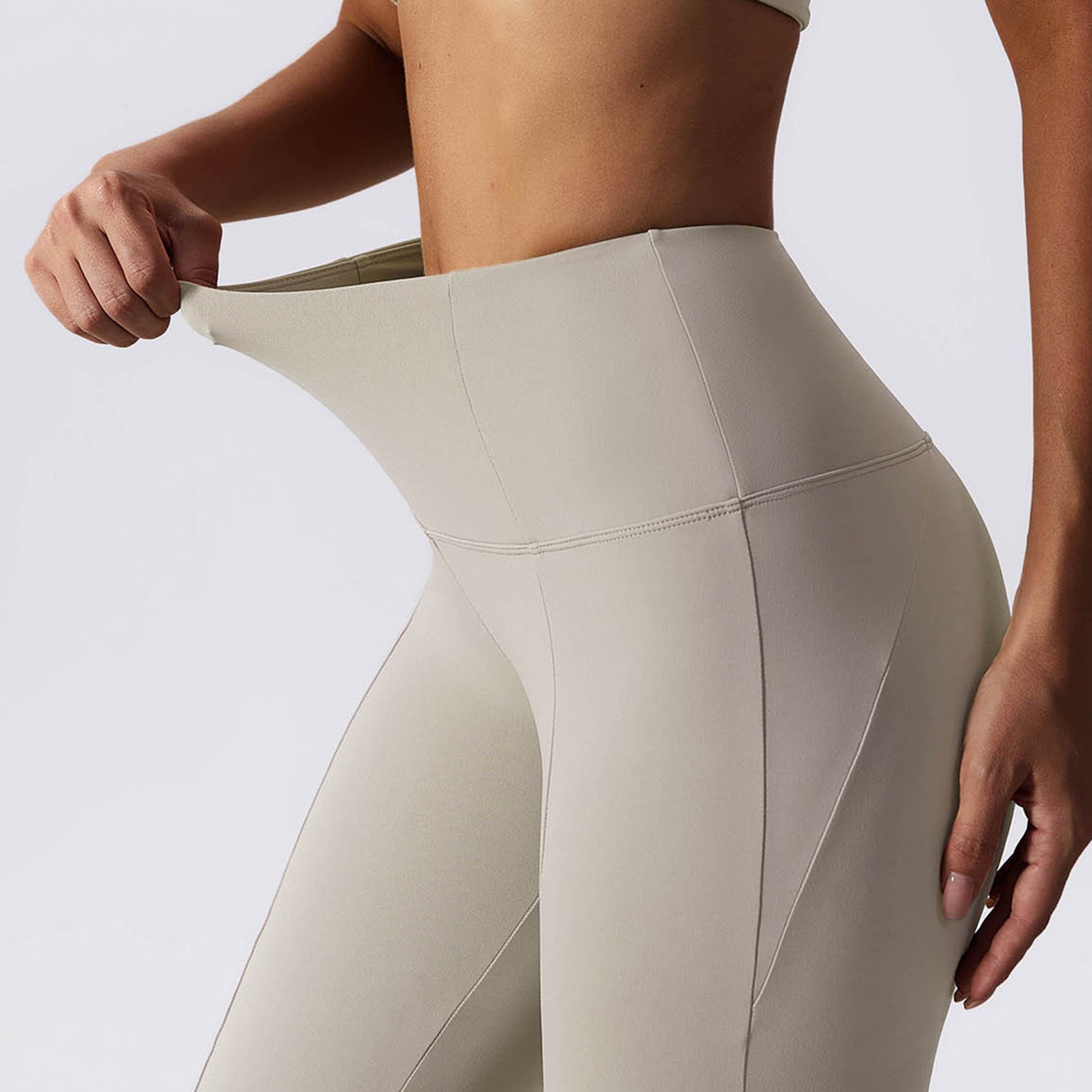 Set aus geschnürtem Workout-BH und ausgestellten Leggings