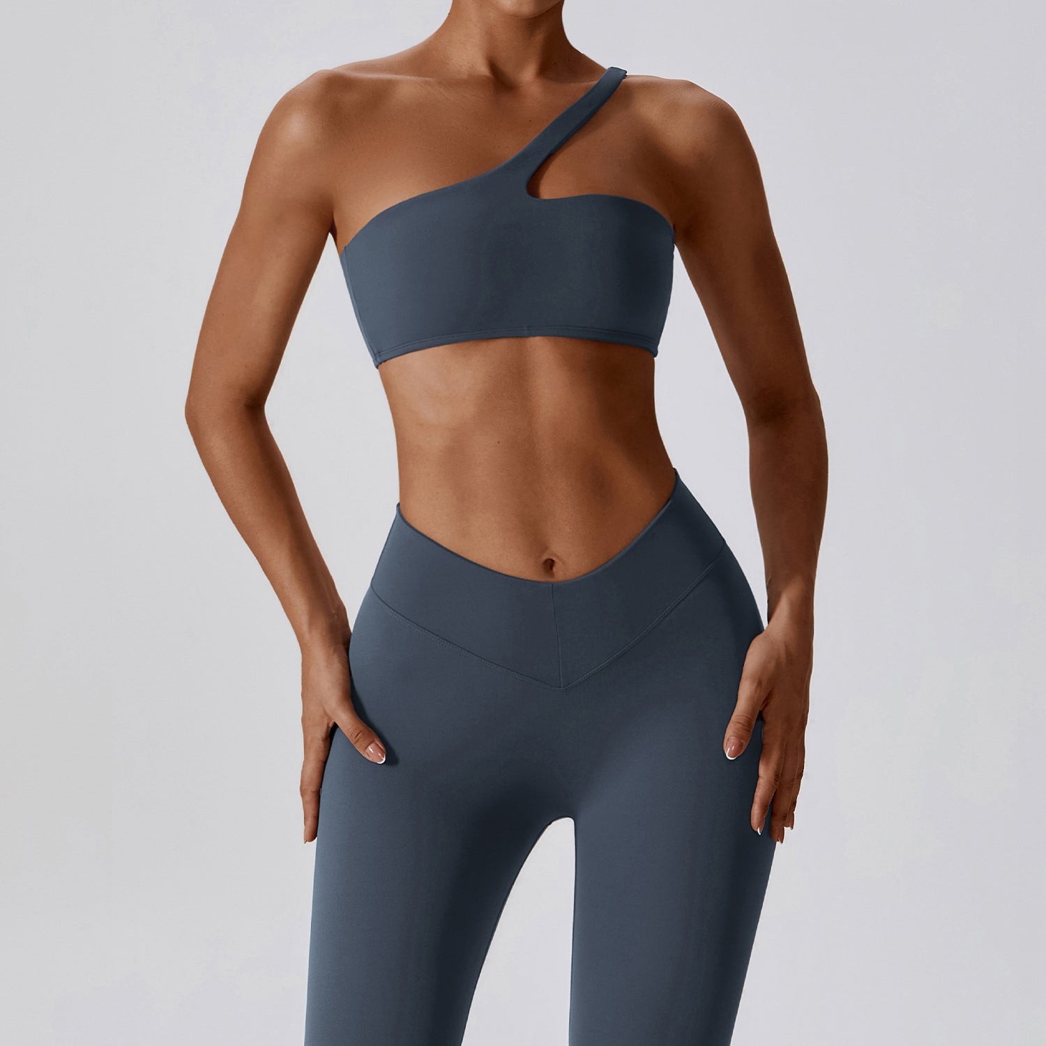 Conjunto de sujetador y leggings de entrenamiento irregulares con un solo hombro