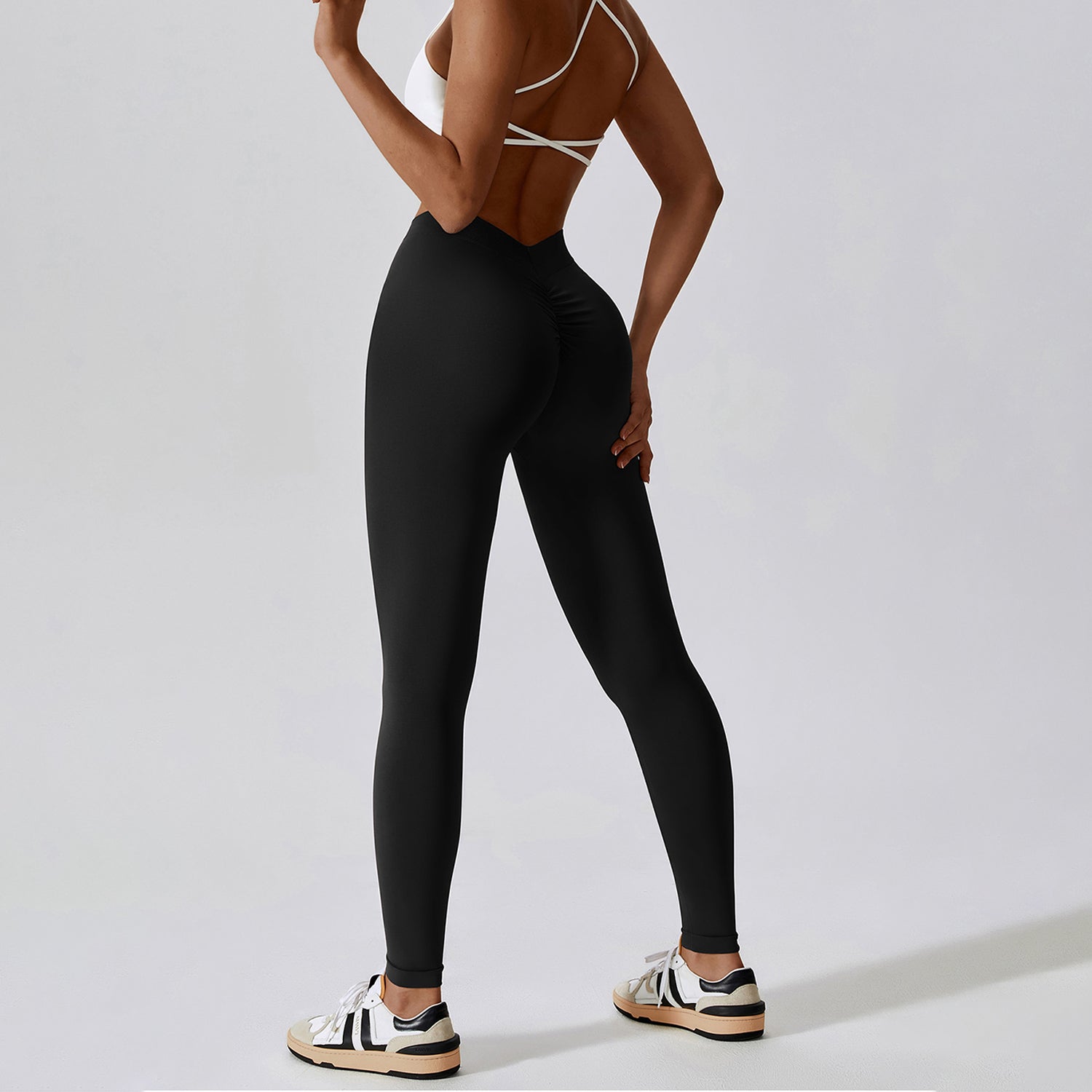 Leggings deportivos con efecto levantador de glúteos y escote en V