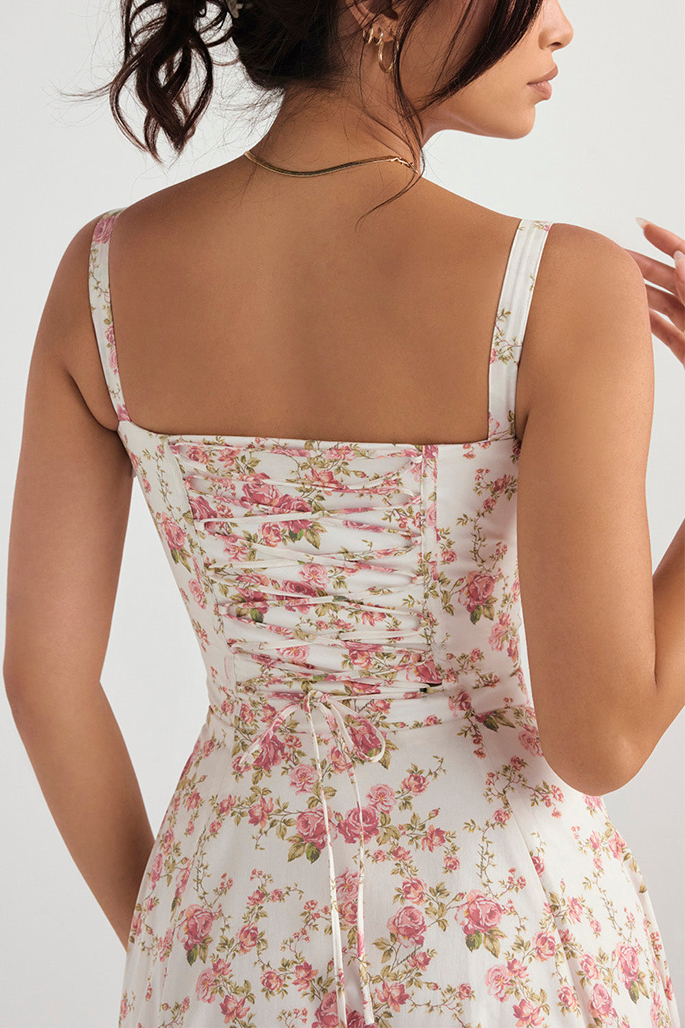 Blumenbedrucktes und farbenfrohes Bustier-Midi-Sommerkleid