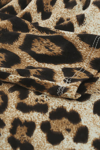 Body marrón de manga larga con estampado de leopardo y hombros descubiertos