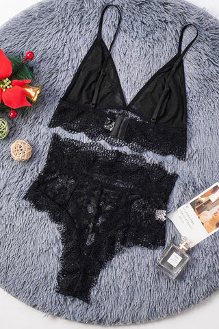 Conjunto de bralette con cintura alta y encaje con tiras negras