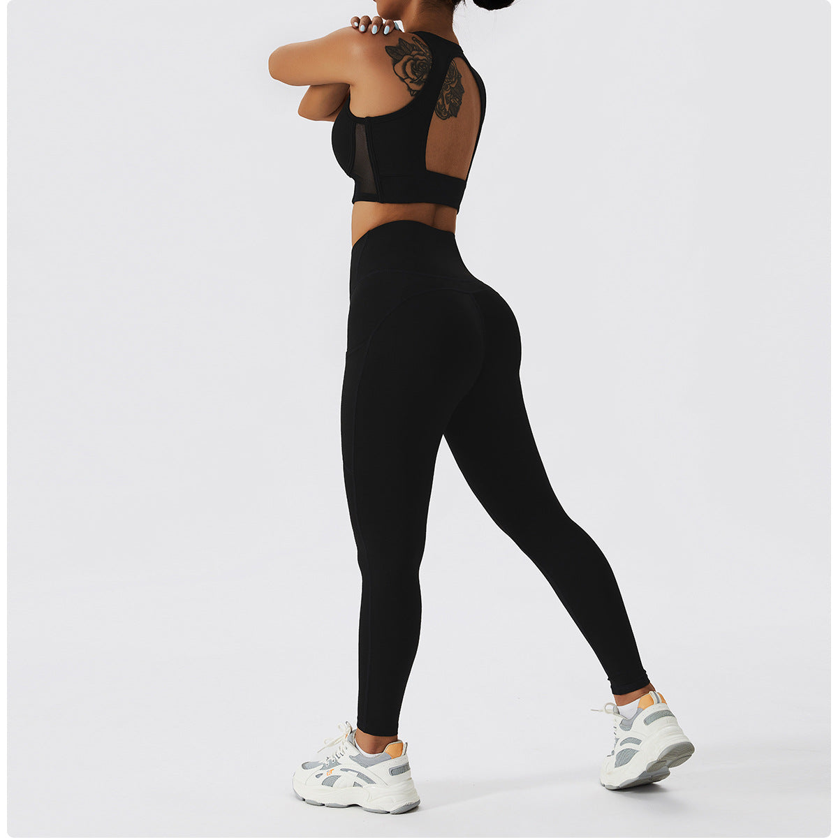 Conjunto de sujetador deportivo y leggings con escote en forma de corazón