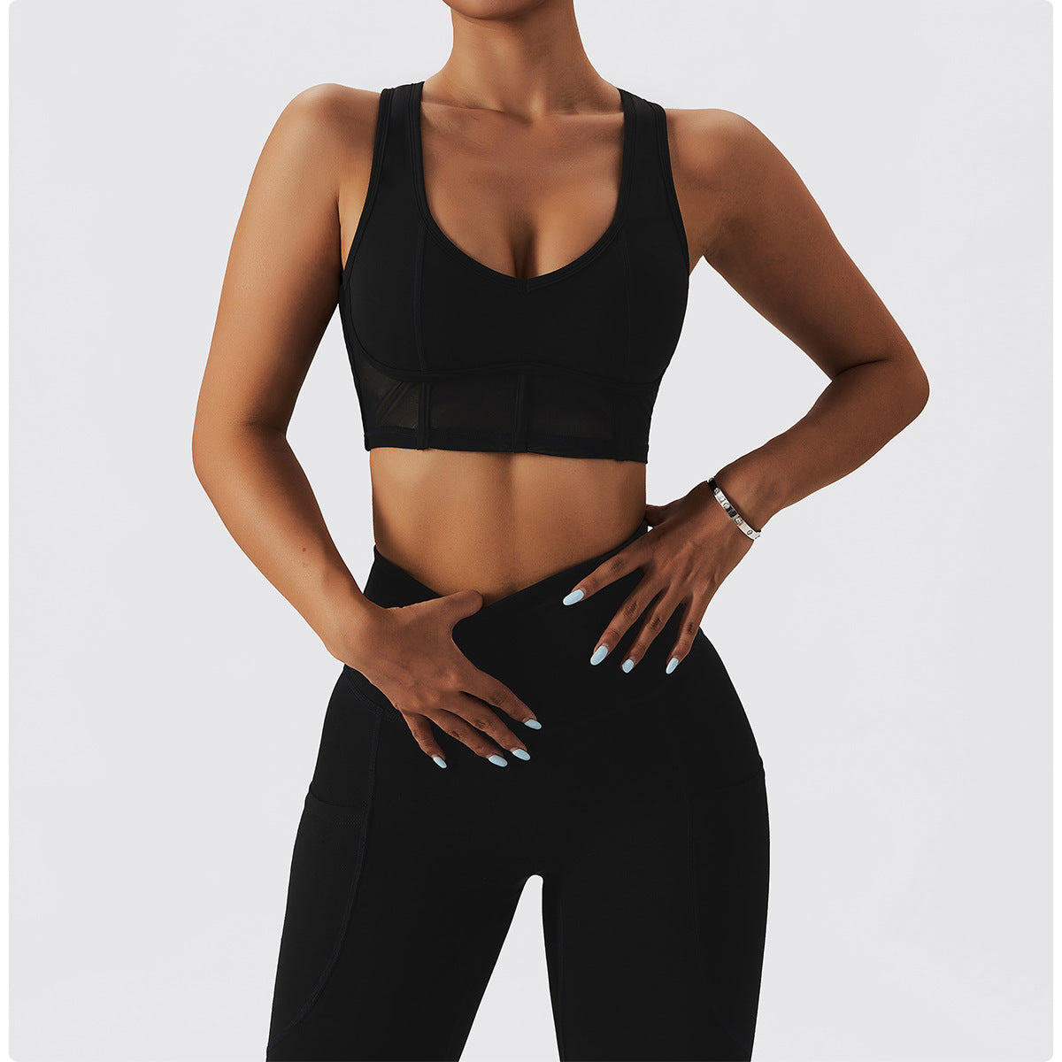 Conjunto de sujetador deportivo y leggings con escote en forma de corazón