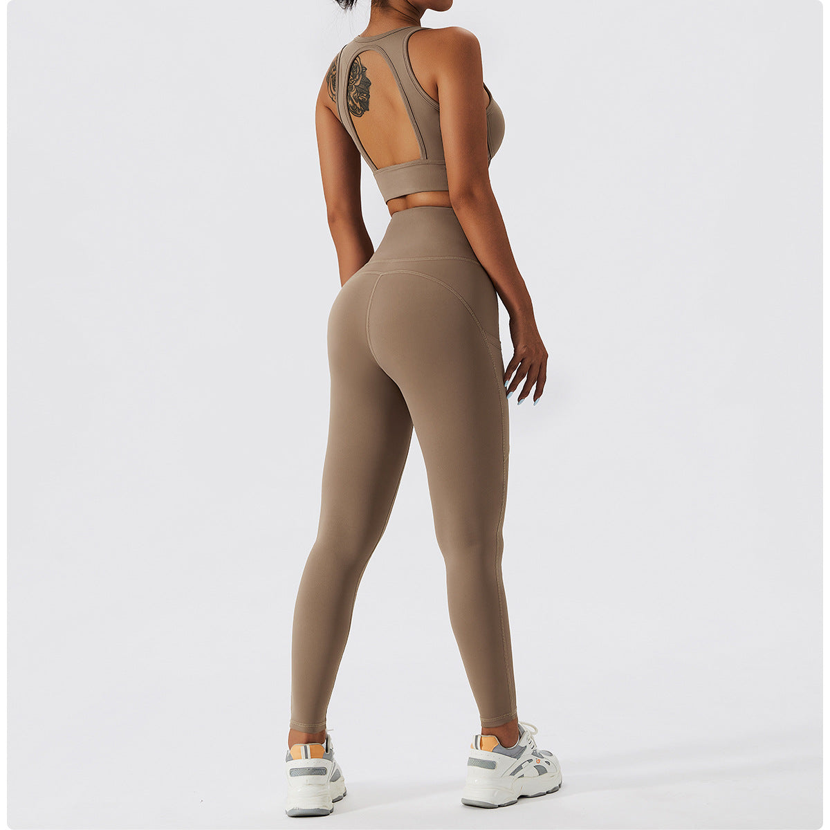 Conjunto de sujetador deportivo y leggings con escote en forma de corazón