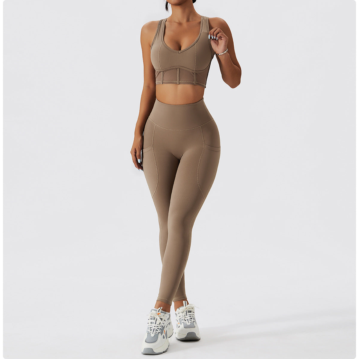 Conjunto de sujetador deportivo y leggings con escote en forma de corazón