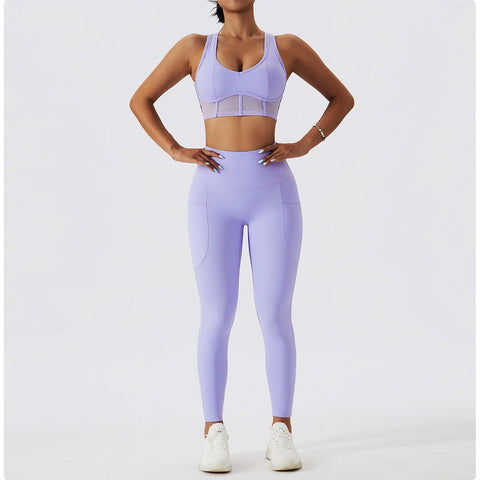 Conjunto de sujetador deportivo y leggings con escote en forma de corazón