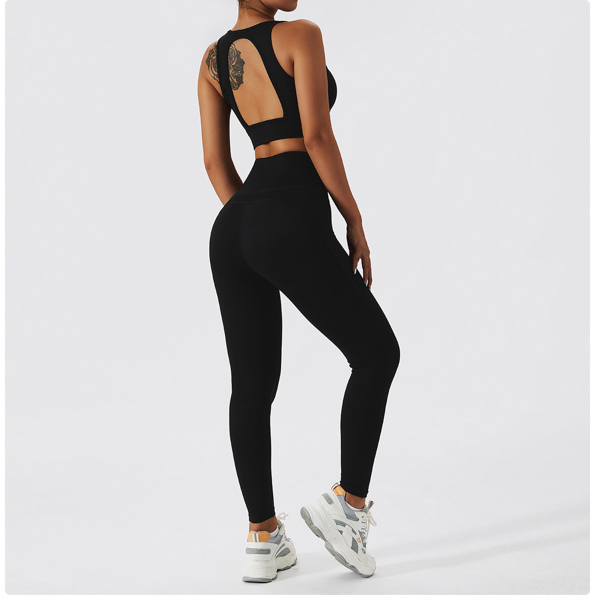 Conjunto de sujetador deportivo y leggings con escote en forma de corazón