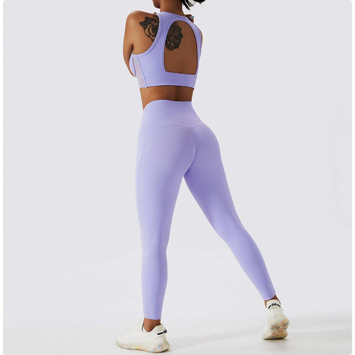 Conjunto de sujetador deportivo y leggings con escote en forma de corazón