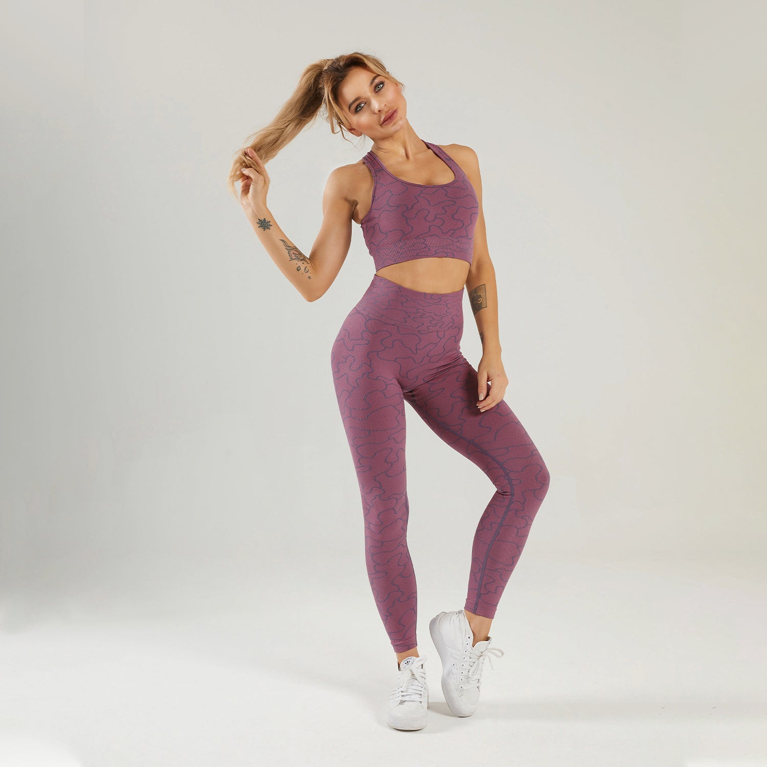 Conjunto de yoga y gimnasio sin costuras, sujetador deportivo a rayas y leggings para mujer