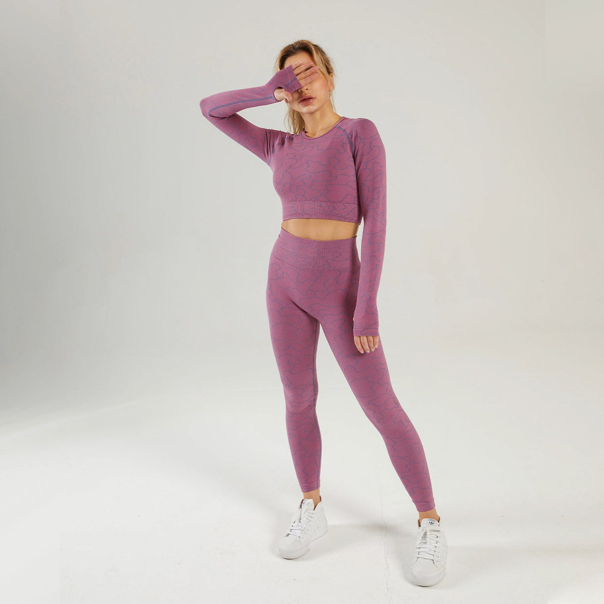 Nahtloses Gym-Yoga-Set mit gestreiften Langarmshirts und Leggings für Damen