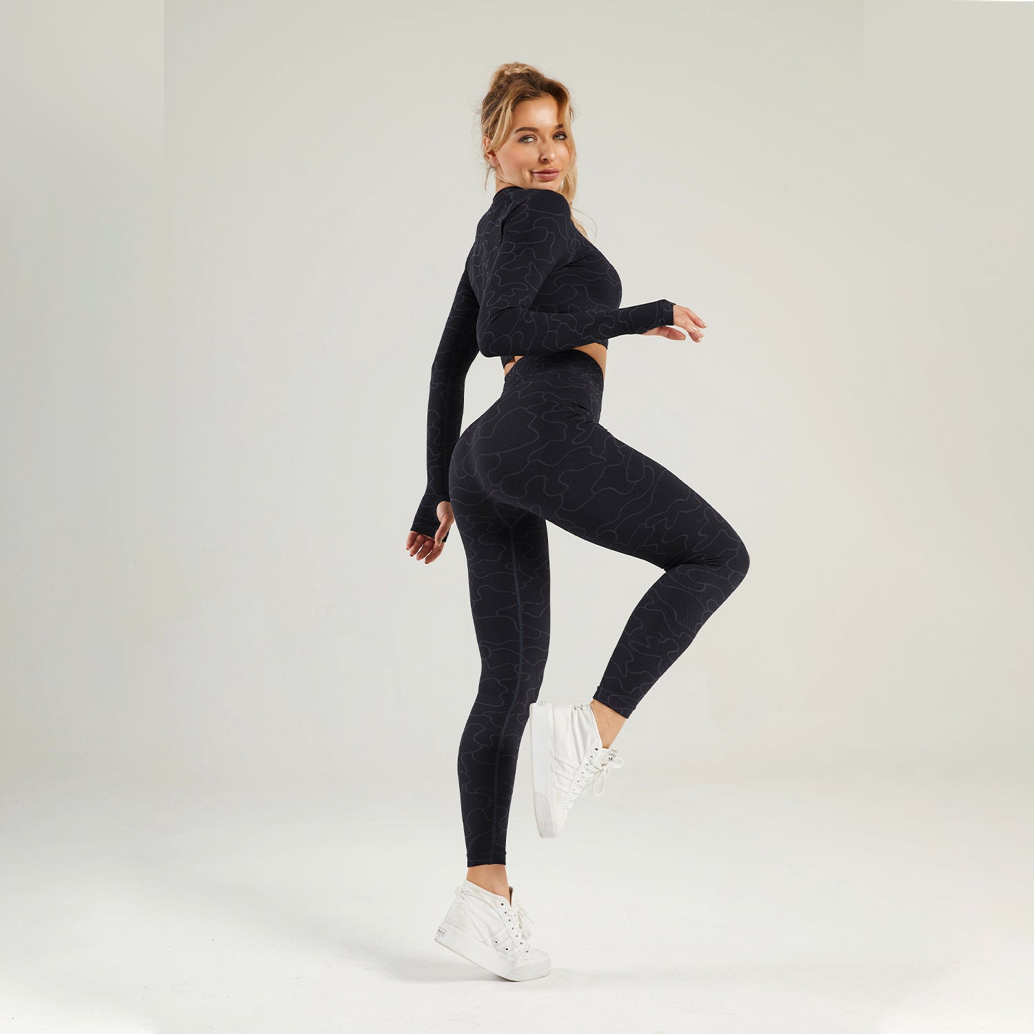 Nahtloses Gym-Yoga-Set mit gestreiften Langarmshirts und Leggings für Damen