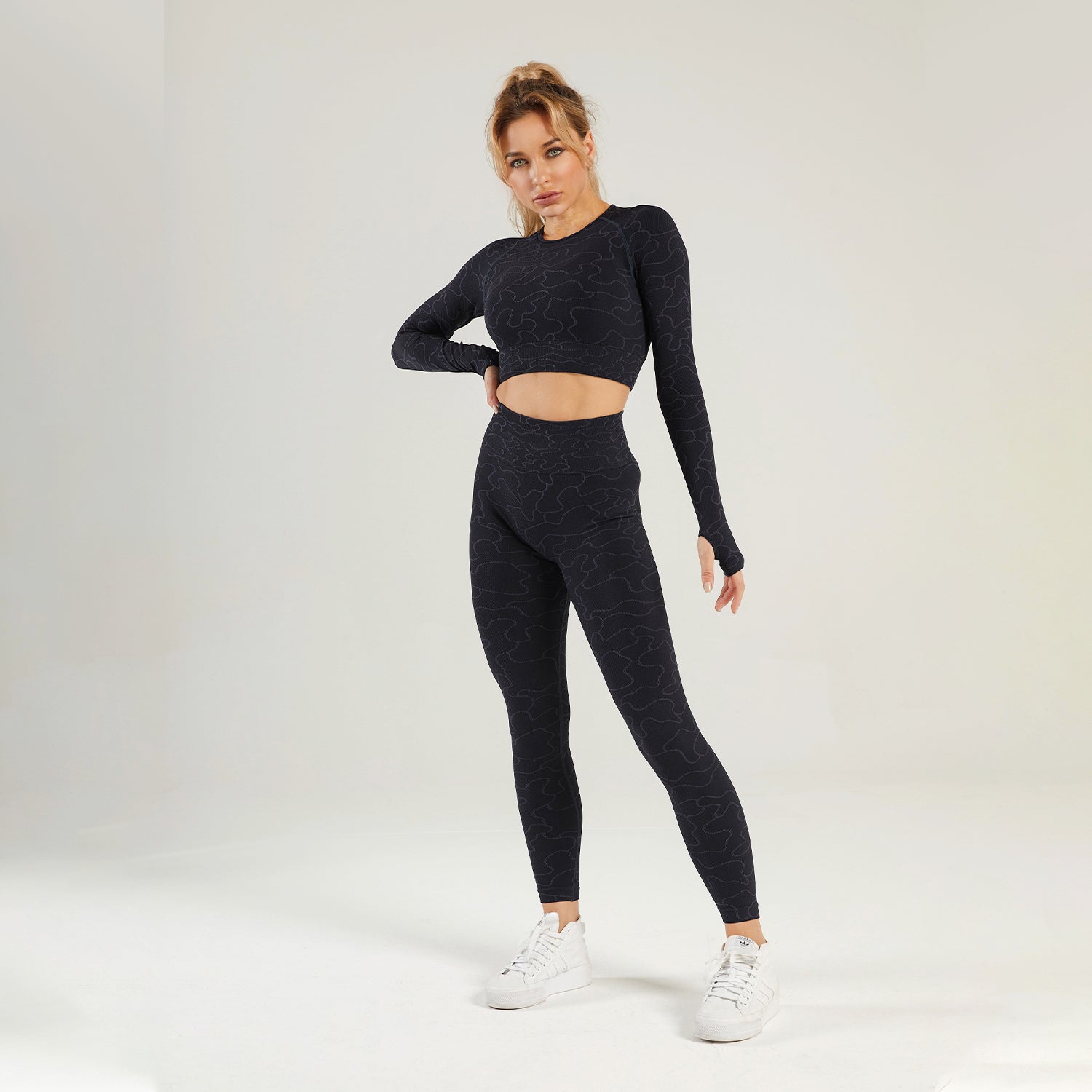 Nahtloses Gym-Yoga-Set mit gestreiften Langarmshirts und Leggings für Damen