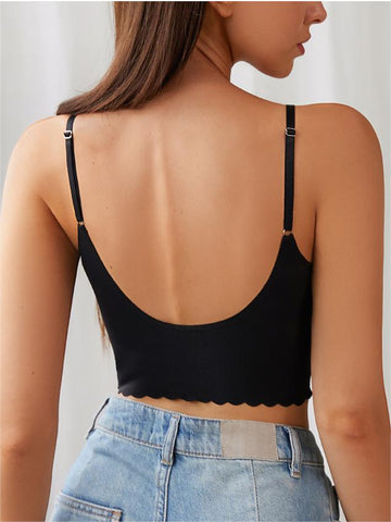 Top tipo bralette sin aros con espalda baja y borde ondulado