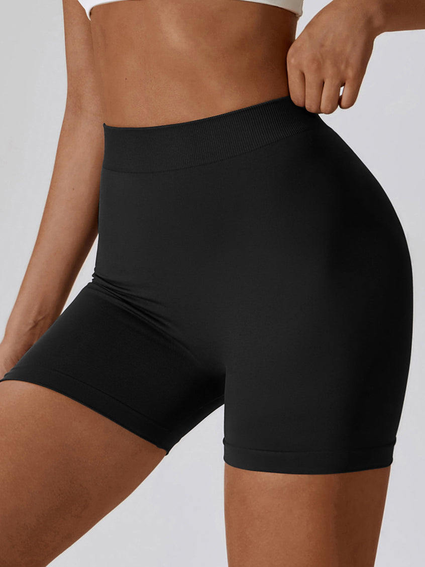 Nahtlose Shorts mit V-Ausschnitt hinten 