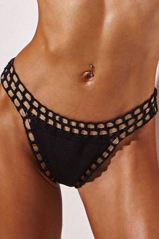 Braguita de bikini triangular reversible de crochet hecha a mano en color negro