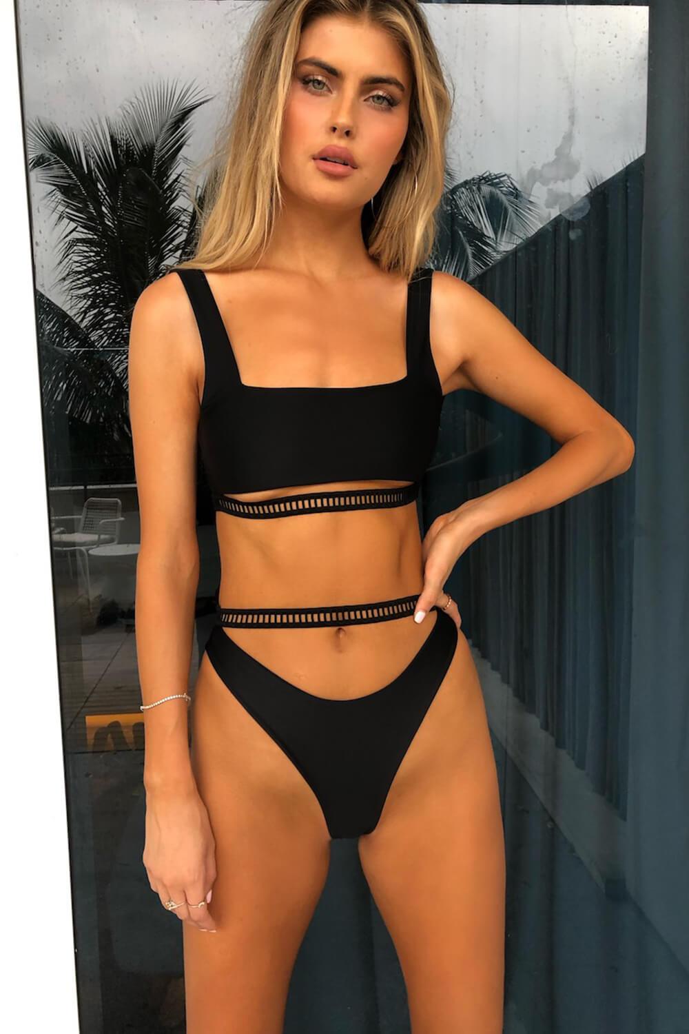 Schwarzes, quadratisches, kurzes Bikinioberteil mit Cut-Outs