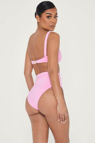 Braguita de bikini de cintura alta en color rosa intenso con cinturón de diamantes