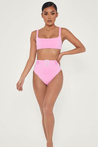 Braguita de bikini de cintura alta en color rosa intenso con cinturón de diamantes