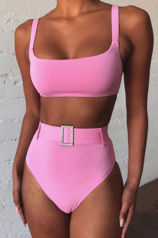 Braguita de bikini de cintura alta en color rosa intenso con cinturón de diamantes