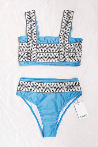 Blaue, gewebte Bikinihose mit Zickzack-Muster und hoher Taille