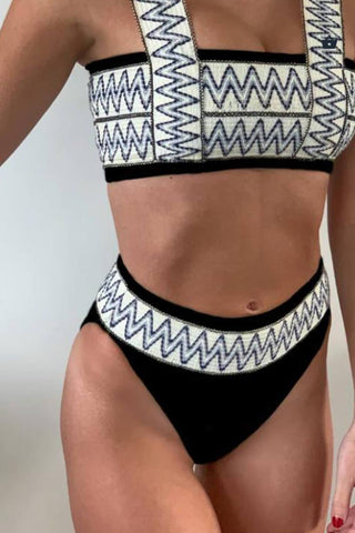 Parte superior de bikini de tejido en zigzag en color negro