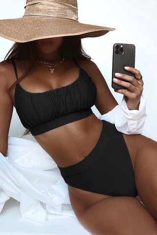 Top de bikini corto con escote redondo y fruncido en color negro