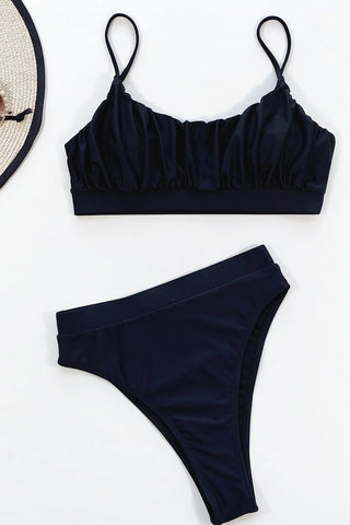 Top de bikini corto con escote redondo y fruncido en color negro
