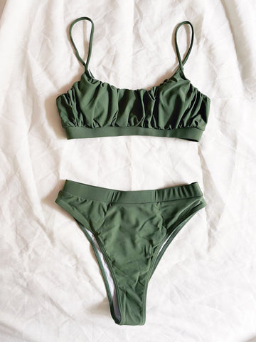 Top de bikini verde fruncido con escote redondo y corte corto