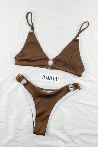 Top de bikini triangular con detalle de aro y canalé color chocolate