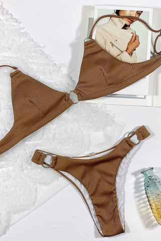 Top de bikini triangular con detalle de aro y canalé color chocolate