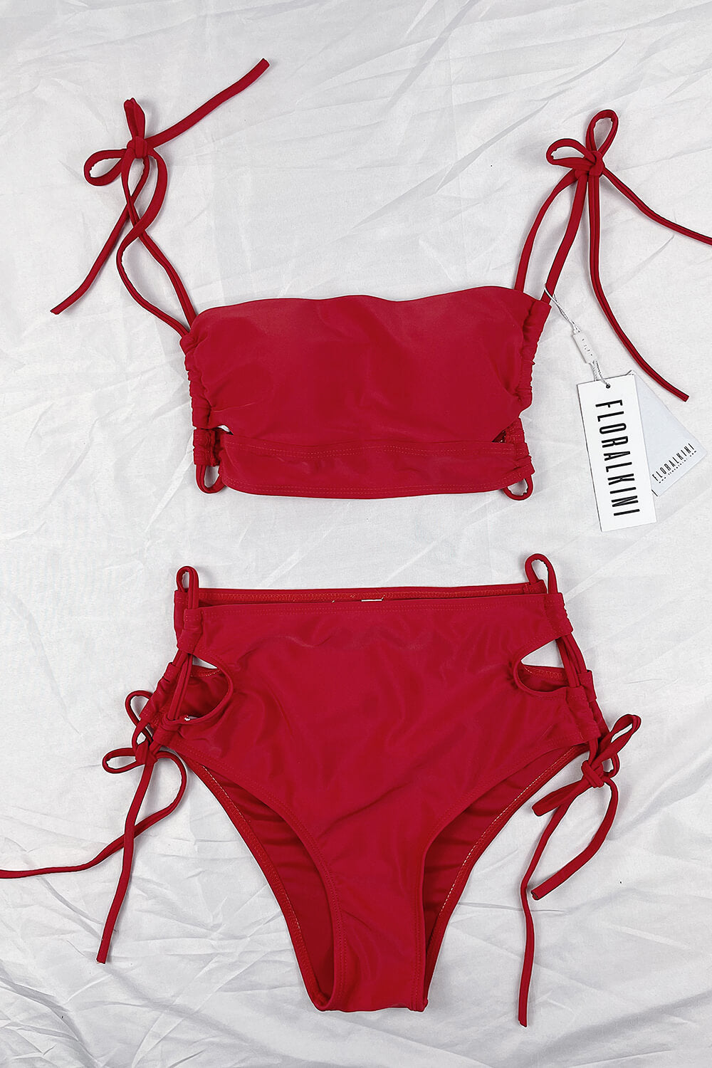 Rotes, überkreuztes, seitlich geschnürtes Bandeau-Bikinioberteil mit Cut-outs