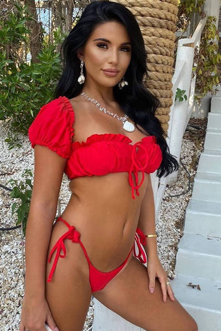 Top de bikini con escote Bardot, manga abullonada y volantes color rojo tipo lechera con lazo en la cintura