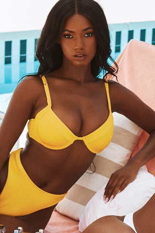 Braguita de bikini de cintura alta con canalé amarillo