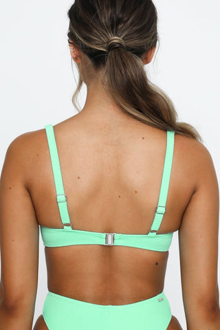 Top de bikini con aros y canalé en tono menta