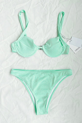 Top de bikini con aros y canalé en tono menta