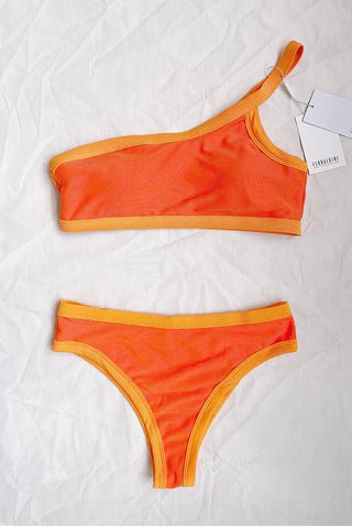 Orangefarbenes, geripptes One-Shoulder-Bikinioberteil mit Blockmuster