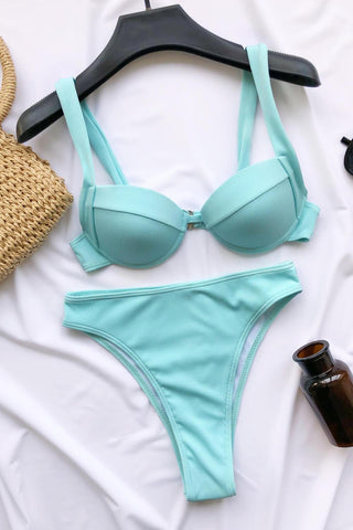 Hellblaues Bralette-Bikinioberteil mit Bügel