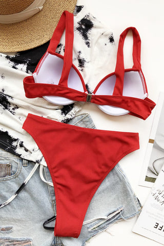 Top de bikini tipo bralette con aros en color rojo