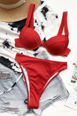 Top de bikini tipo bralette con aros en color rojo