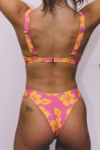 Parte inferior de bikini de talle alto con estampado floral rosa y naranja