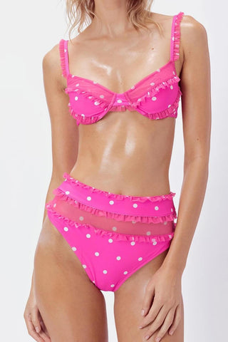 Top de bikini estilo balconette con aros y volantes de malla con lunares en color rosa intenso