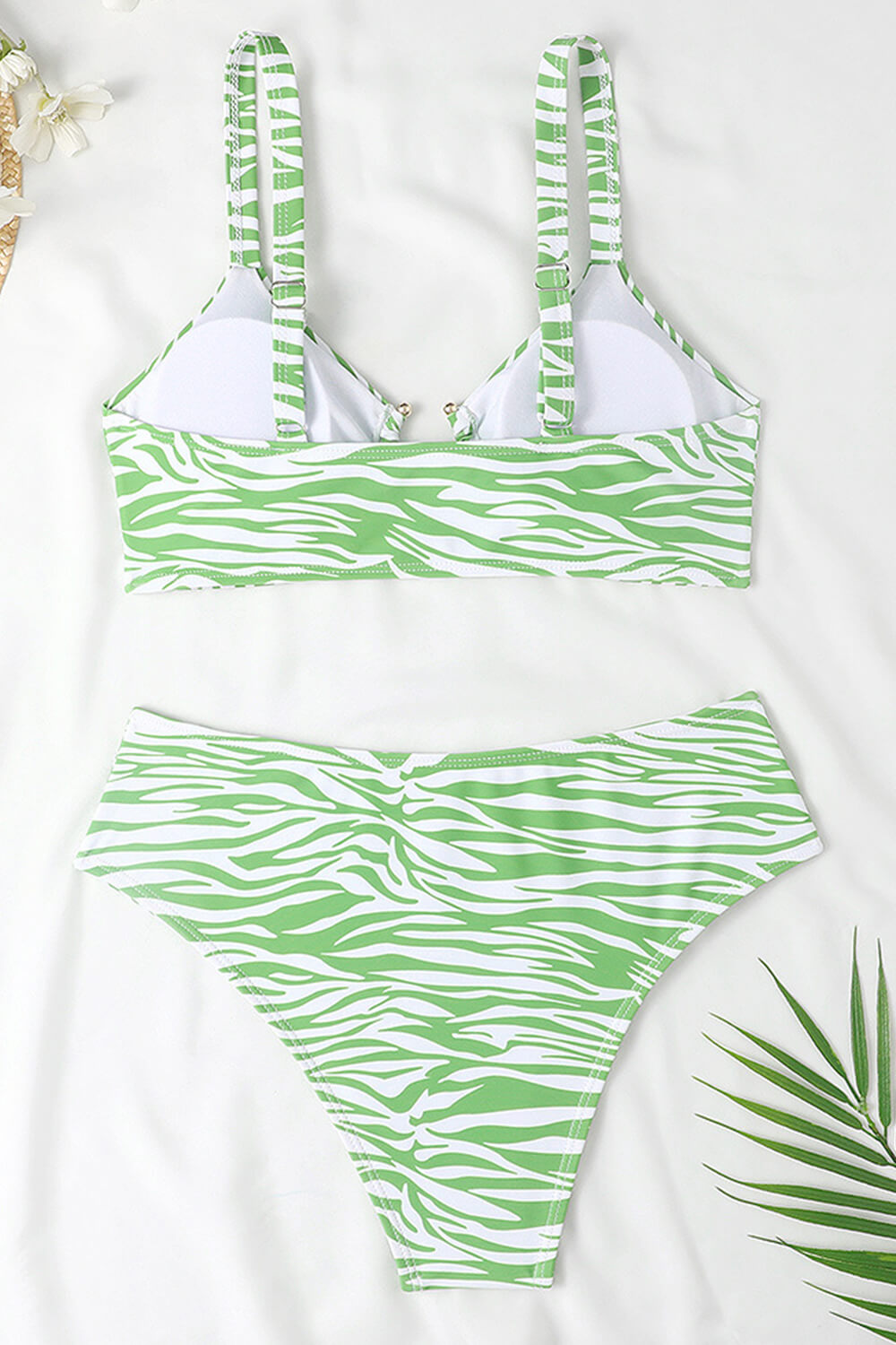 Top de bikini tipo bralette con aro en forma de U y estampado verde