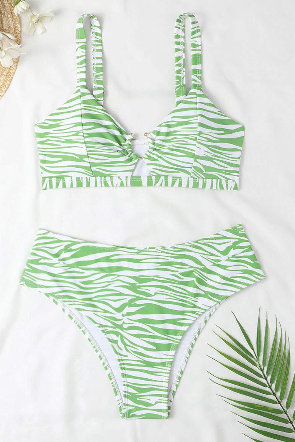 Top de bikini tipo bralette con aro en forma de U y estampado verde