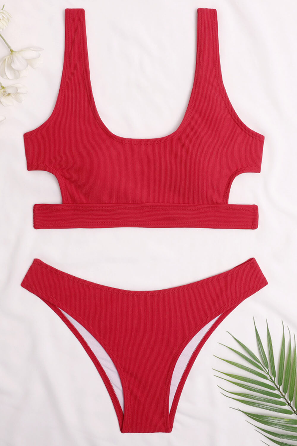 Rotes, geripptes Bikinioberteil mit Cut-outs