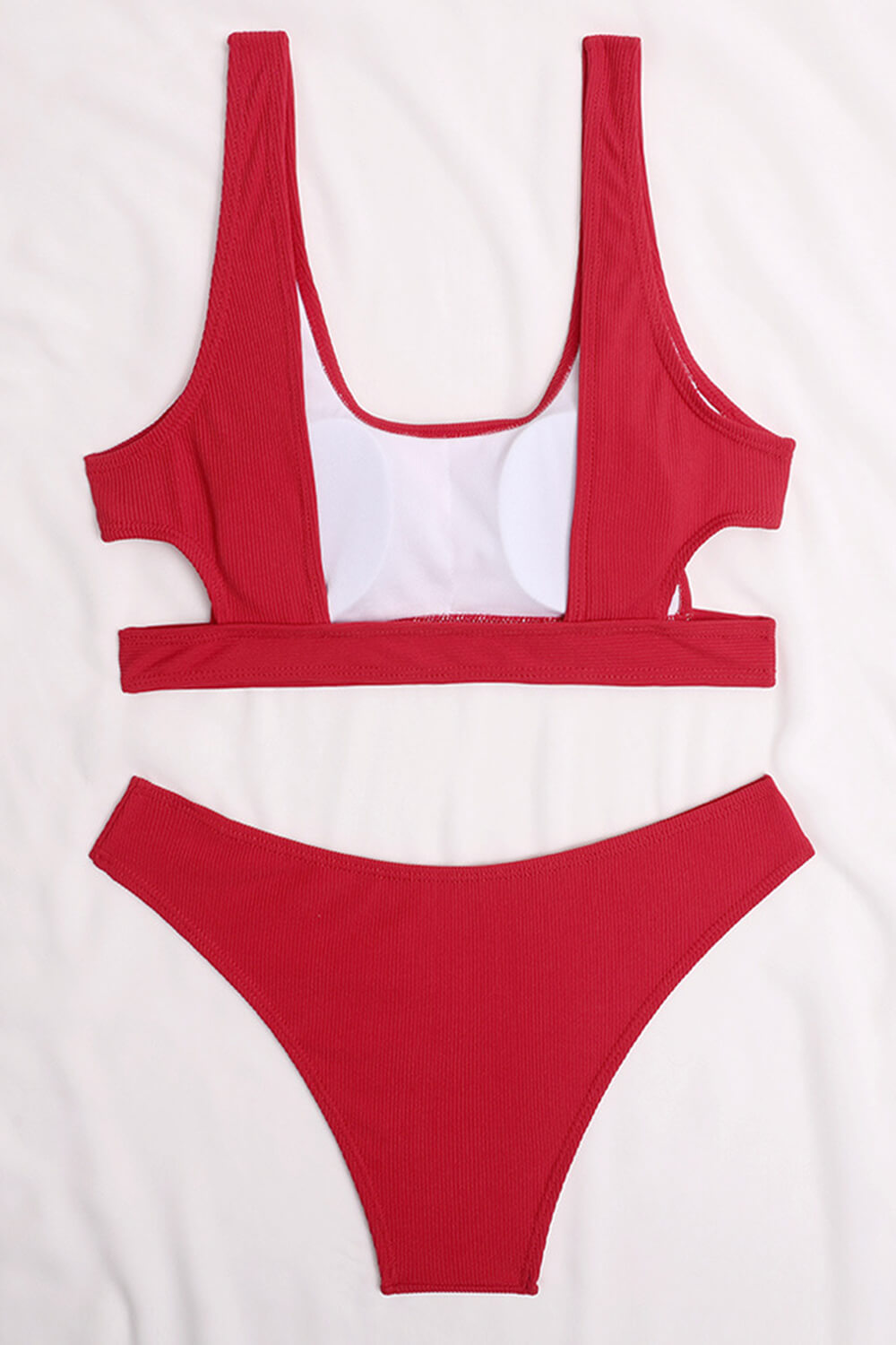 Rotes, geripptes Bikinioberteil mit Cut-outs